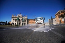 Дезінфекція асфальту на зазвичай багатолюдній площі Сан-Джованні-ін-Латерано, Рим, 25 березня 2020 року