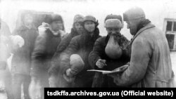 Пшоно на трудодні в колгоспі імені Д. Бєдного в селі Удачне тодішнього Гришинського району Донецької області, 1930-і роки. Автор зйомки: Марко Залізняк (Желізняк). ЦДКФФА України імені Гордія Пшеничного