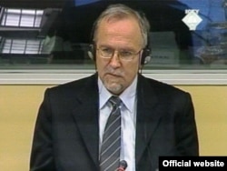 Berko Zečević, sarajevski profesor na katedri za odbrambene tehnologije i sudski vještak za balistiku i vojno naoružanje svjedočio je i u Haškom tribunalu.