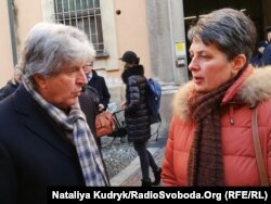 Адвокат Рафаелле Делла Валле з матір’ю підсудного нацгвардійця Віталія Марківа Оксаною Максимчук