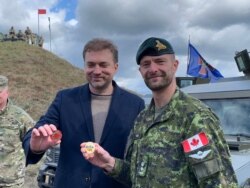 Міністр оборони України Андрій Загороднюк і підполковник ЗС Канади Фредерік Коте обмінялись символічними армійськими значками