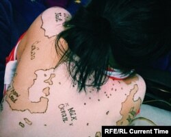 Щодня Мадіна обводить свої плями хною, перетворюючи своє тіло на карту