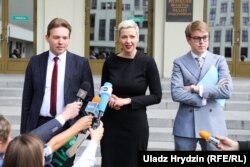 Представники Віктора Бабарика Максим Знак (зліва), Марія Колесникова, Ілля Салей. Мінськ, 14 червня