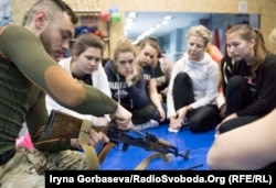 Инструктор демонстрирует устройство автомата