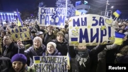 Донеччани на акції протесту проти агресії Росії щодо України. Донецьк, 5 березня 2014 року
