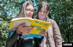 Абітурієнти після ЗНО з історії України в пункті проведення зовнішнього незалежного оцінювання. Харків, 4 червня 2021 року