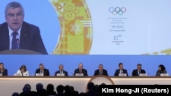 Президент МОК Томас Бах виступає на засіданні МОК у Південній Кореї за кілька днів до відкриття Олімпіади в Пхьончхані. 6 лютого 2018 року.