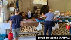 На фермі можна придбати ягоди, зібрані працівниками ферми. Але вдвічі дорожче, аніж із «самозбору»