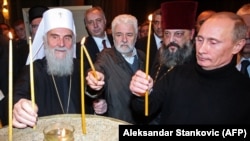 Патріарх Сербської православної церкви Іриней (ліворуч) і тодішній прем’єр-міністр Росії Володимир Путін (праворуч). Белград, 23 березня 2011 року