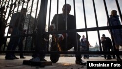 Депутат Верховної Ради Андрій Парубій розпилює паркан біля парламенту. Київ, 18 листопада 2011 року