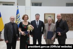 Петро Порошенко з лауреатами Шевченківської премії 2016