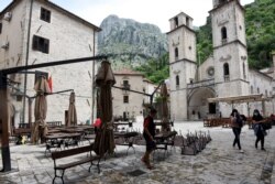 Bez turista posla nema, pa se nema odakle ni vratiti kredit (fotografija: Kotor, juli 2020)
