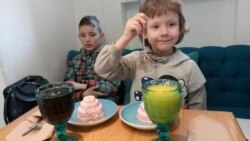 Кирило та його молодша сестра Анастасія Даніч. Хлопець обожнює грати з дітьми і багато допомагав мамі з сестрою