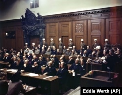 Подсудимые слушают часть приговора во время Нюрнбергского процесса над военными преступниками. Нюрнберг, 1946 г.