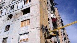 Художник Гвидо Ван Хелтен работает над муралом в Авдеевке, 12 октября 2016 года