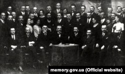 В центрі: президент ЗУНР Євген Петрушевич, державний секретар закордонних справ ЗУНР Степан Витвицький та уповноважений із внутрішніх справ диктатора ЗУНР Сидір Голубович разом із делегацією Західної області УНР. Будинок Директорії в Кам’янці-Подільському, вересень 1919 року