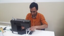 Migrant šije pamučnu masku u kampu Bujanovac, maart 2020.