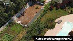 Земельні ділянки Шокіна та його дочки розташовані впритул одна до одної і обгороджені спільним парканом