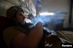 Український військовий курить у місті Мар’їнка, вересень 2017 року