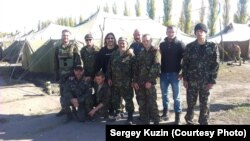 Сергій Кузін з українськими військовими на Донбасі