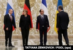 «Нормандська четвірка»: (справа наліво) президент України Петро Порошенко, президент Франції Франсуа Олланд, канцлер Німеччини Ангела Меркель і президент Росії Володимир Путін. Мінськ, 11 лютого 2015 року