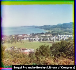 Ємності для зберігання нафти стоять на пекучому сонці в Батумі. Місто процвітало після того, як у 1906 році був побудований найдовший тоді в світі трубопровід, який пролягав на 885 кілометрів від багатих нафтових родовищ Баку, столиці Азербайджану, до Батумі. Потім танкери в чорноморському порту відправляли нафтопродукти на західні ринки