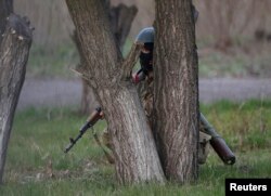 Український солдат бере участь у визволенні аеродрому в Краматорську, 15 квітня 2014 року