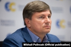 Активність дружини депутата Артура Герасимова у соцмережах стала ключем до чергової знахідки журналістів «Схем»