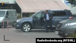 Другого жовтня співробітник СБУ Іван Порада приїхав на роботу на Toyota Highlander, проте на запитання журналіста відповів із посмішкою – мовляв, не маю жодного стосунку до СБУ. А вже за кілька хвилин брав участь у затриманні журналістів програми «Схеми»