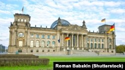 Німеччина регулярно надає Україні пакети військової допомоги на мільярди євро