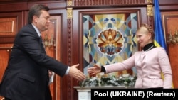 У грудні 2007 року Юлія Тимошенко і Віктор Янукович іще могли потиснути руку одне одному