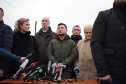 Владимир Зеленский перед мостом в Станице Луганской