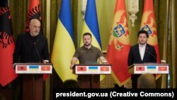 Президент України Володимир Зеленський (посередині), прем’єр-міністр Албанії Еді Рама (ліворуч) і прем’єр-міністр Чорногорії Дрітан Абазович. Київ, 15 червня 2022 року