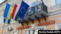 У Берегові, де значну частку населення складають угорці за національністю, червоно-біло-зелений прапор сусідньої Угорщини вивішують просто над міськрадою. Берегове, 15 листопада 2017 року