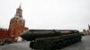 Російська міжконтинентальна балістична ракета «Тополь-М» на пусковій установці проїжджає Красною площею під час військового параду, Москва, 9 травня 2017 року