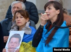 Анна Чесановська і Алла Лазарева на акції в Парижі за звільнення журналіста Романа Сущенка