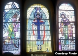Вітражі Петра Холодного у церкві в селі Мражівка на Львівщині (архівне фото)