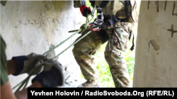 Бойцы преодолевают и воду, и высоту