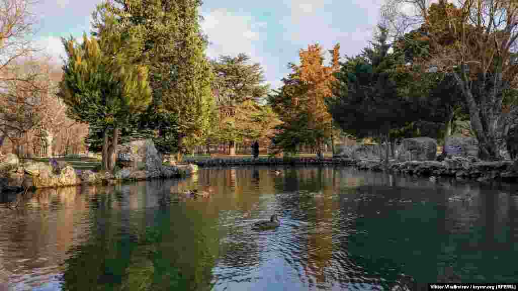 Ботанический сад имени Багрова в Симферополе. До аннексии 2014 года парк был известен как ботанический сад Таврического национального университета имени Вернадского. Новое имя он получил в честь покойного ректора университета Николая Багрова, при котором ТНУ стал частью российского «Крымского федерального университета»