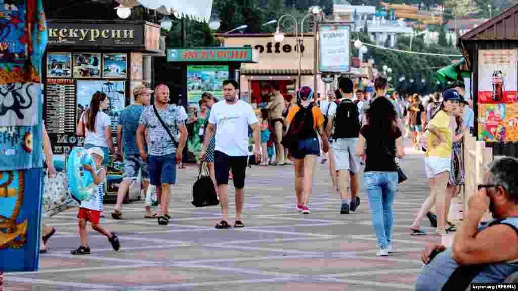 На набережной Профессорского уголка 