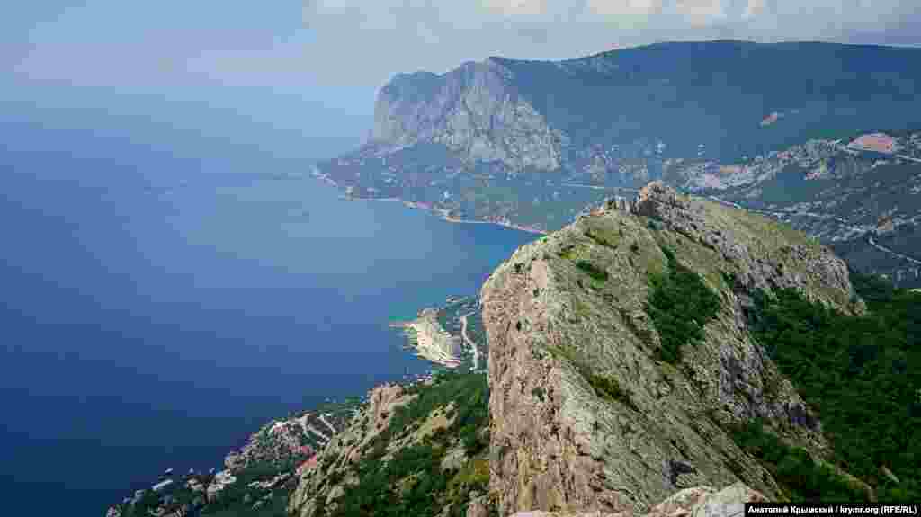За Демиркли-Бурун виднеется мыс Айя. Внизу – поселок Ласпи