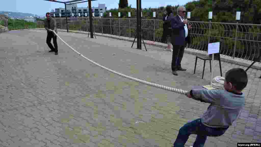 До народной игры – перетягивания палки и каната