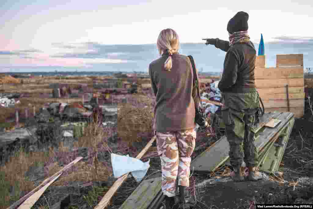 Боєць вказує напрямок, в якому розташований Донецький аеропорт. Розмова між волонтером та бійцем 93-ї бригади: – Уявляєш, через 50 років хтось буде відкопувати тут гільзи. – Ні, через 50 років тут буде українська частина, як і було раніше