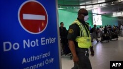 Сотрудник аэропорта Лос-Анджелеса, где сейчас усилены проверки в связи с лихорадкой Эбола