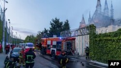 Українські пожежники працюють на місці російського ракетного обстрілу в Одесі, Україна, 29 квітня 2024 року