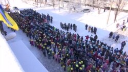 «Живі» тризуб і прапор на Луганщині у Лисичанську (відео) «Живі» тризуб і прапор на Луганщині у Лисичанську (відео)