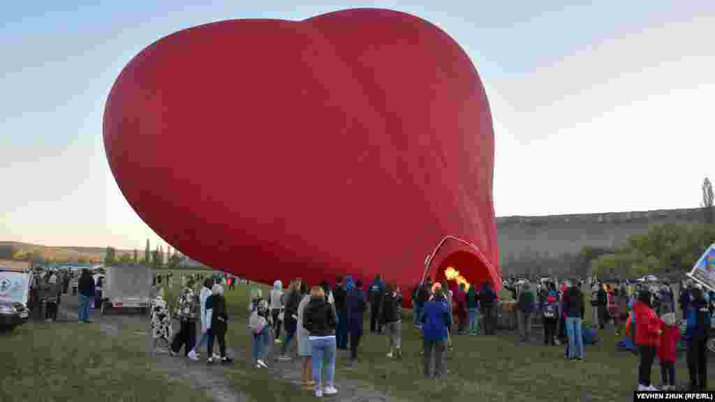 Чтобы заполнить эти большие воздушные шары горячим воздухом, требуется высокая производительность горелки – около 2700 кВт, что соответствует 3700 л.с.