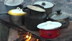 Каша з димком. Переселенці в київському санаторії готують їжу на багатті (відео) Каша з димком. Переселенці в київському санаторії готують їжу на багатті (відео)