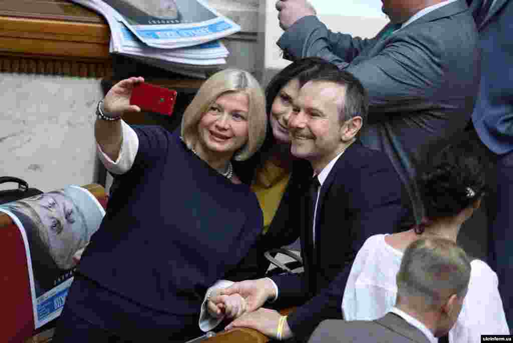 Народний депутат від «Європейської солідарності» Ірина Геращенко (ліворуч) та народний депутат, лідер партії «Голос» Святослав Вакарчук у перший день урочистого засідання Верховної Ради України