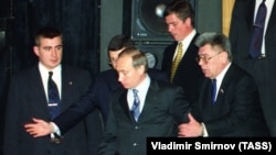 Крайний слева – заместитель начальника охраны президента РФ Алексей Дюмин. Город Иваново, 2000 год